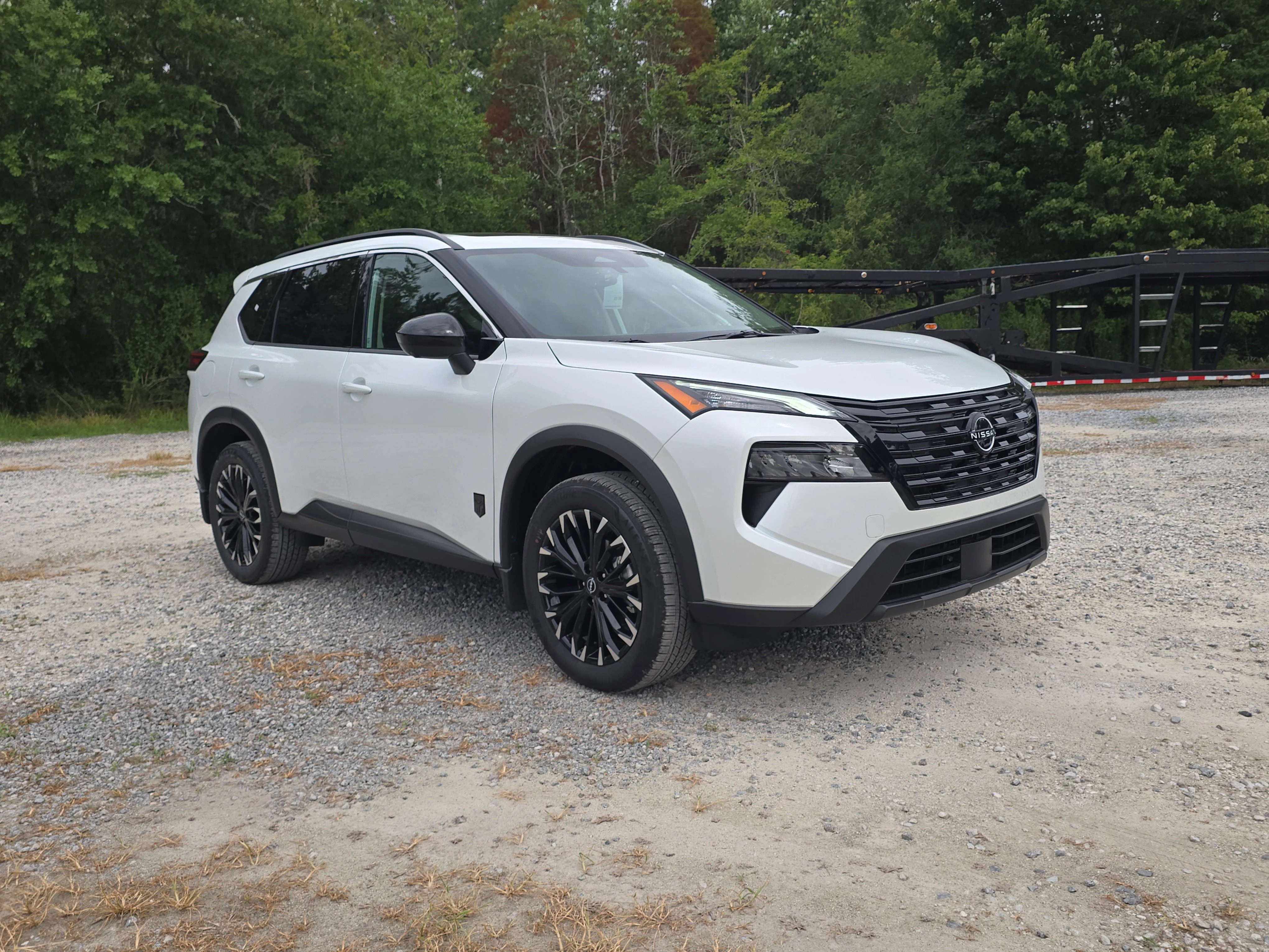 New 2026 Everest White Pearl TriCoat Nissan Dark Armor™ image 2
