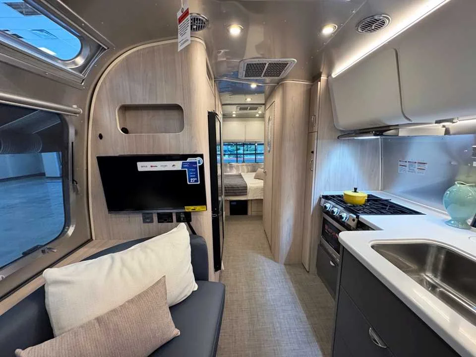 New 2027 SILVER AIRSTREAM  image 17