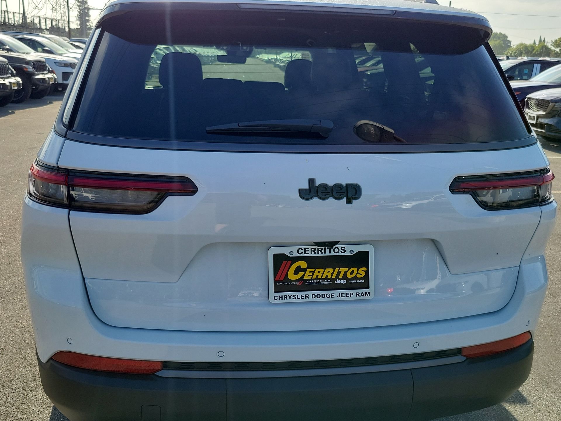 New 2026 Bright White Clear-Coat Exterior Paint Jeep Laredo image 21