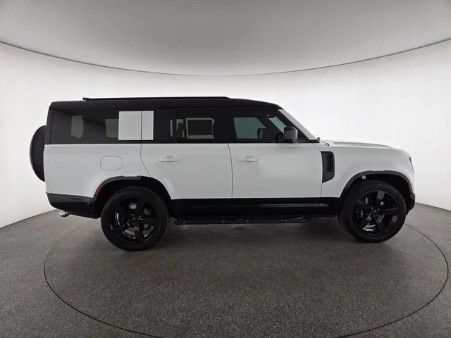 2026 Land Rover Defender V8 - Photo 6