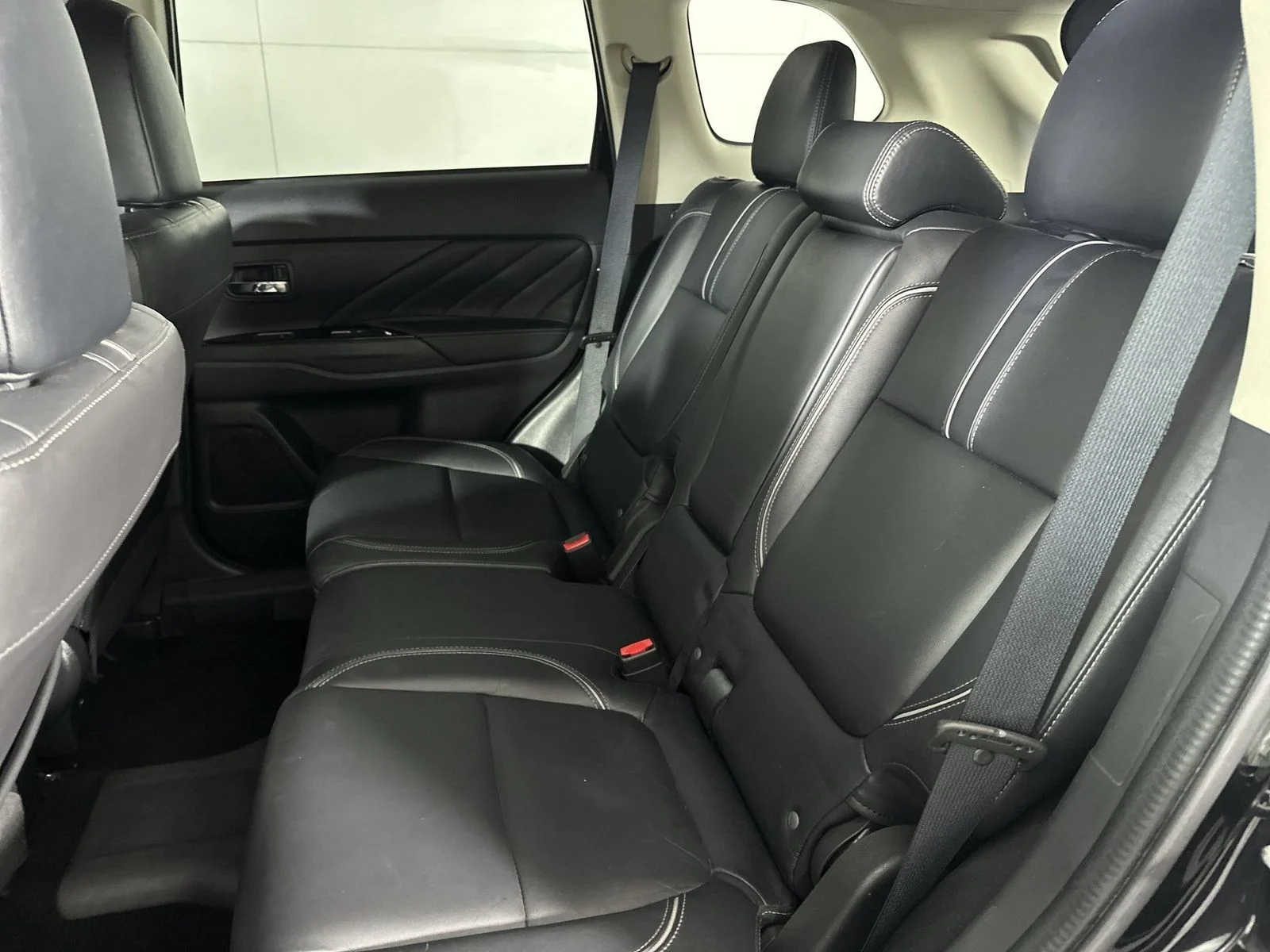 Used 2018 Black Mitsubishi SEL image 23