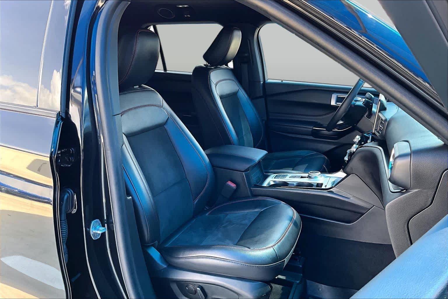 Used 2022 Agate Black Metallic Ford ST-Line image 9