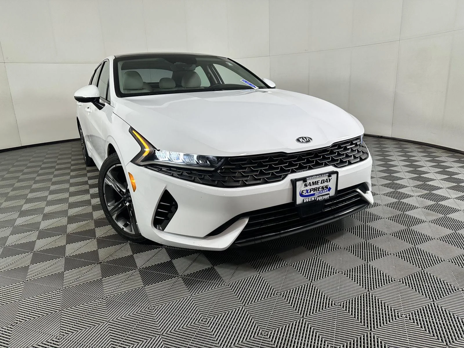 Used 2021 Glacial White Pearl Kia  image 23