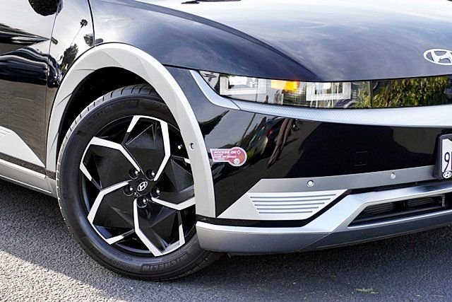 Used 2024 Black Hyundai Limited image 3