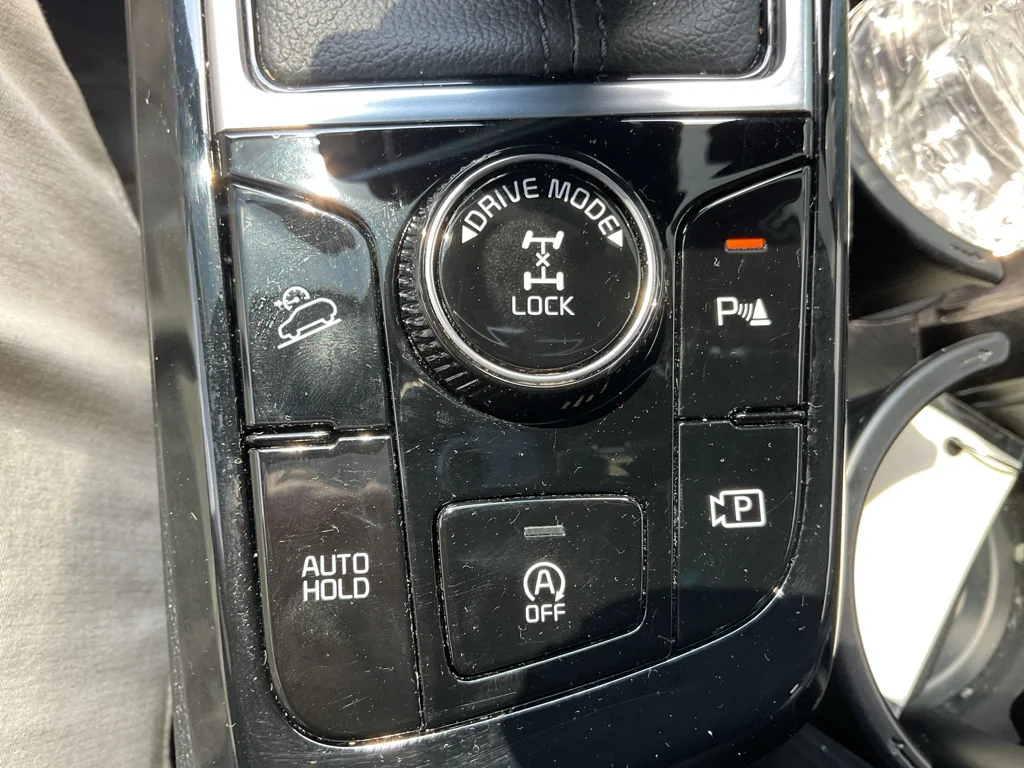 Used 2024 Glacial White Pearl Kia X-Line image 27