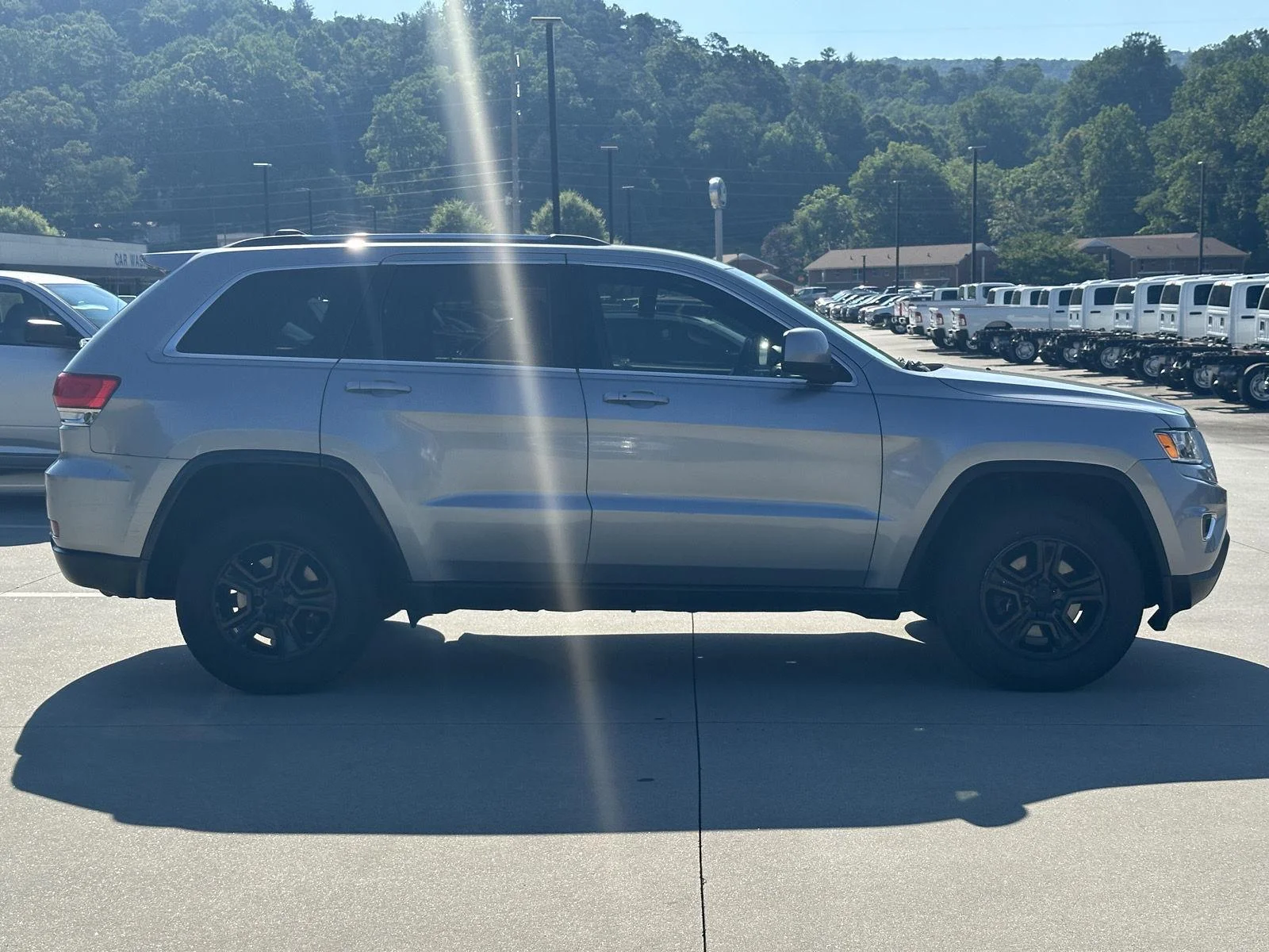 Used 2015 Billet Silver Metallic Clearcoat Jeep Laredo image 8