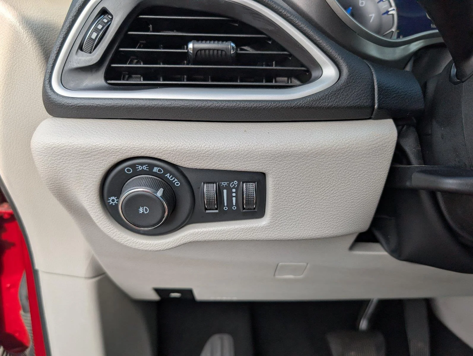 Used 2024 Red Hot Pearlcoat Chrysler Touring L image 27