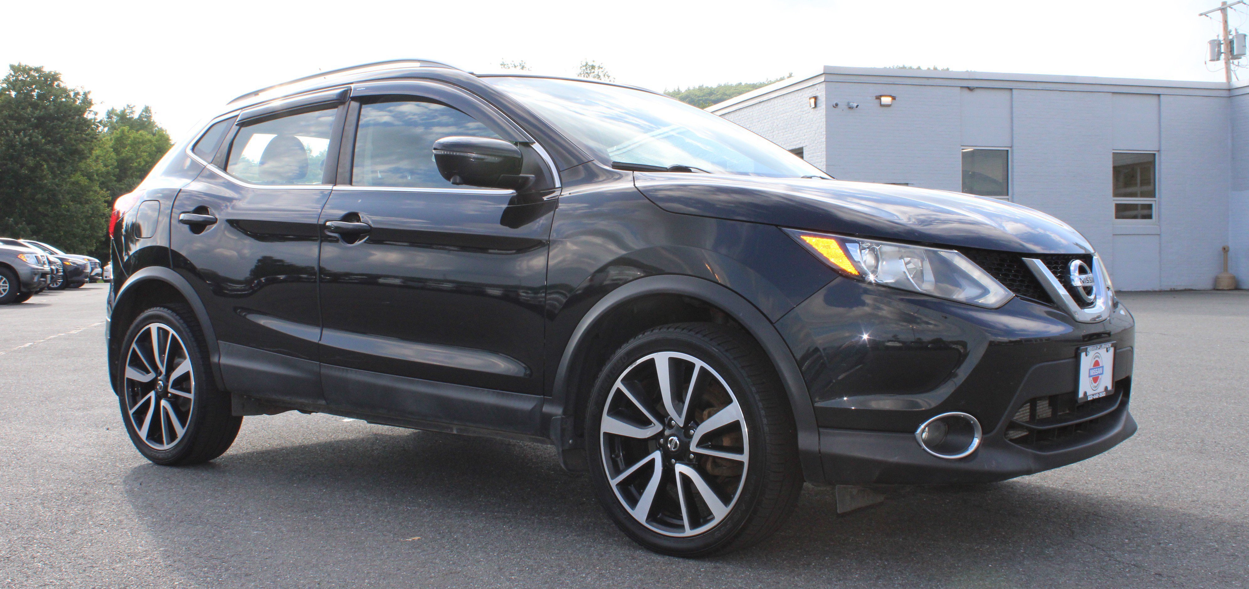 Used 2017 Magnetic Black Nissan SL image 5