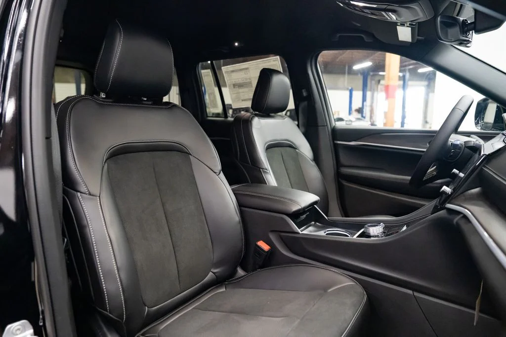 New 2026 Diamond Black Crystal Pearl-Coat Exterior Paint Jeep Altitude image 25