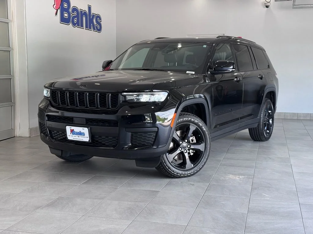 Used 2023 Diamond Black Cry Jeep Altitude image 2