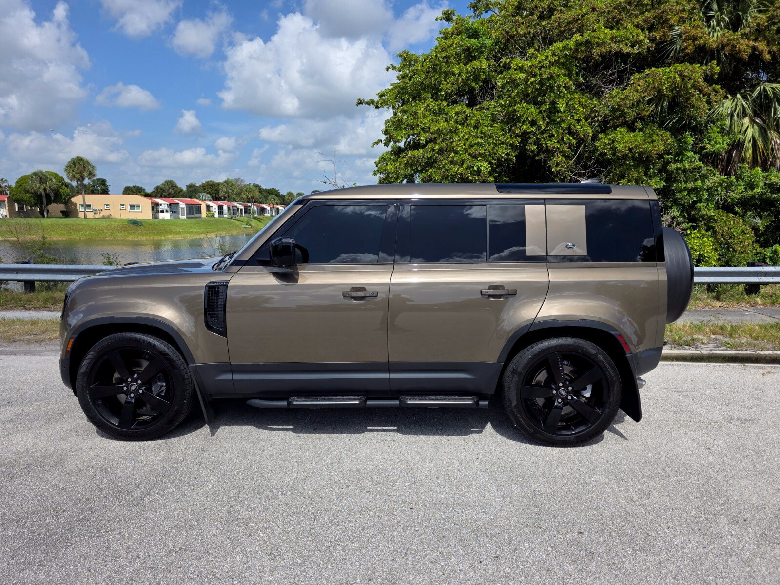 Certified Used 2024 Gondwana Stone Metallic Land Rover SE image 7