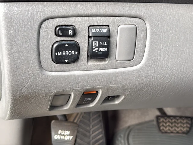 Used 2010 Silver Toyota LE image 28