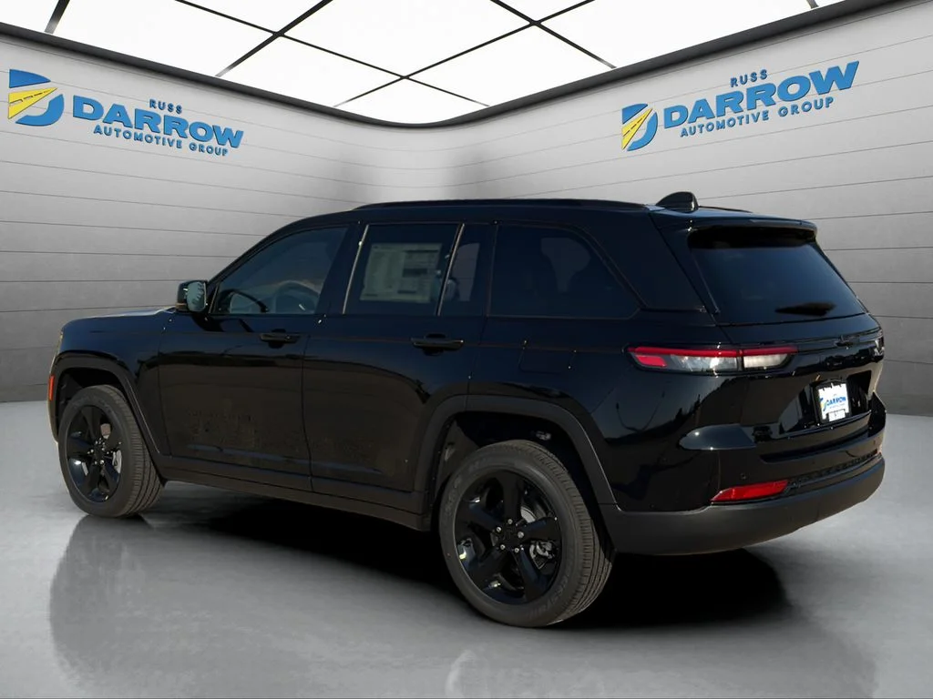 New 2025 Diamond Black Crystal Pearl-Coat Exterior Paint Jeep Altitude X image 3
