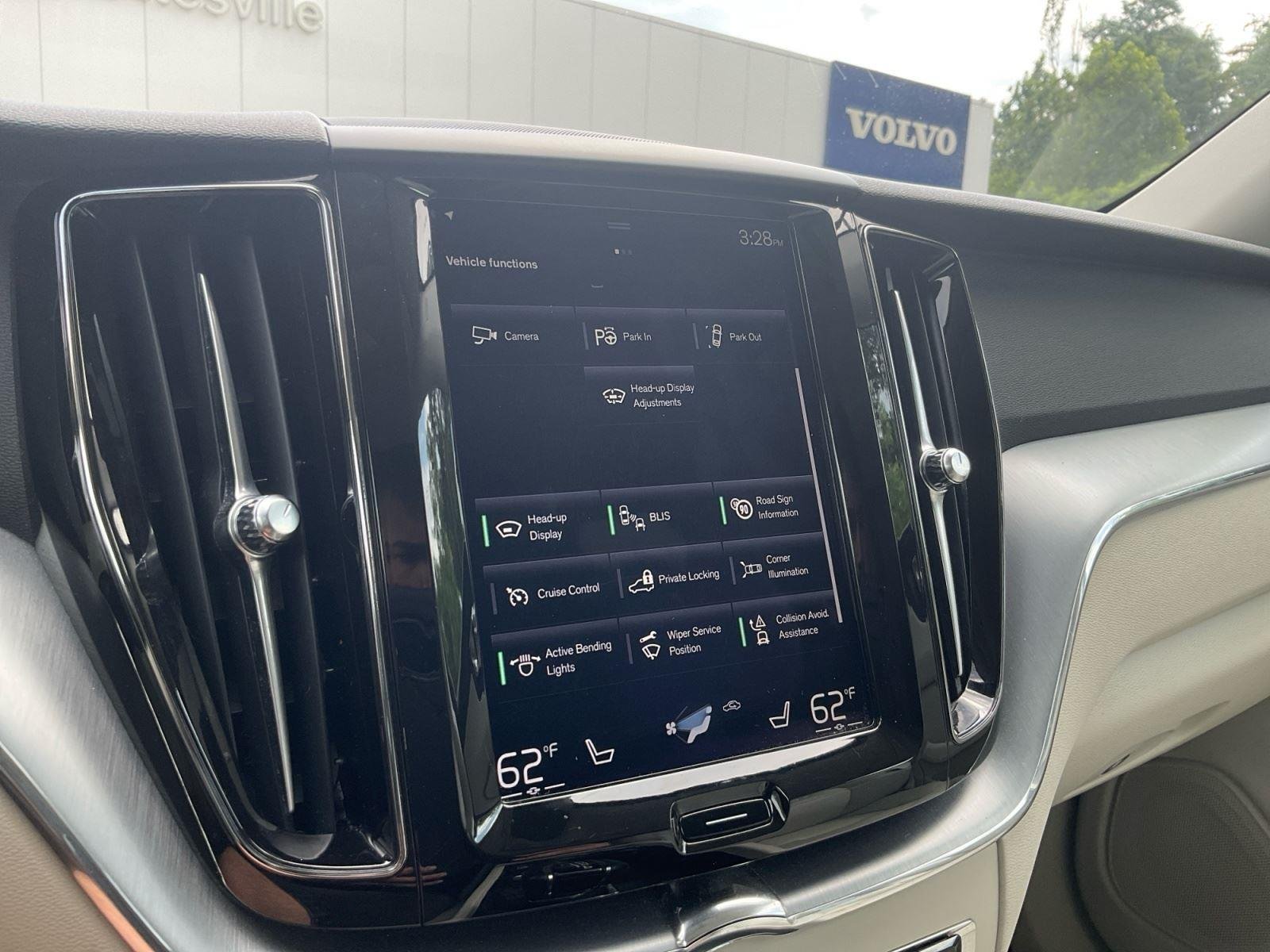 Used 2018 Denim Blue Metallic Volvo Momentum image 25