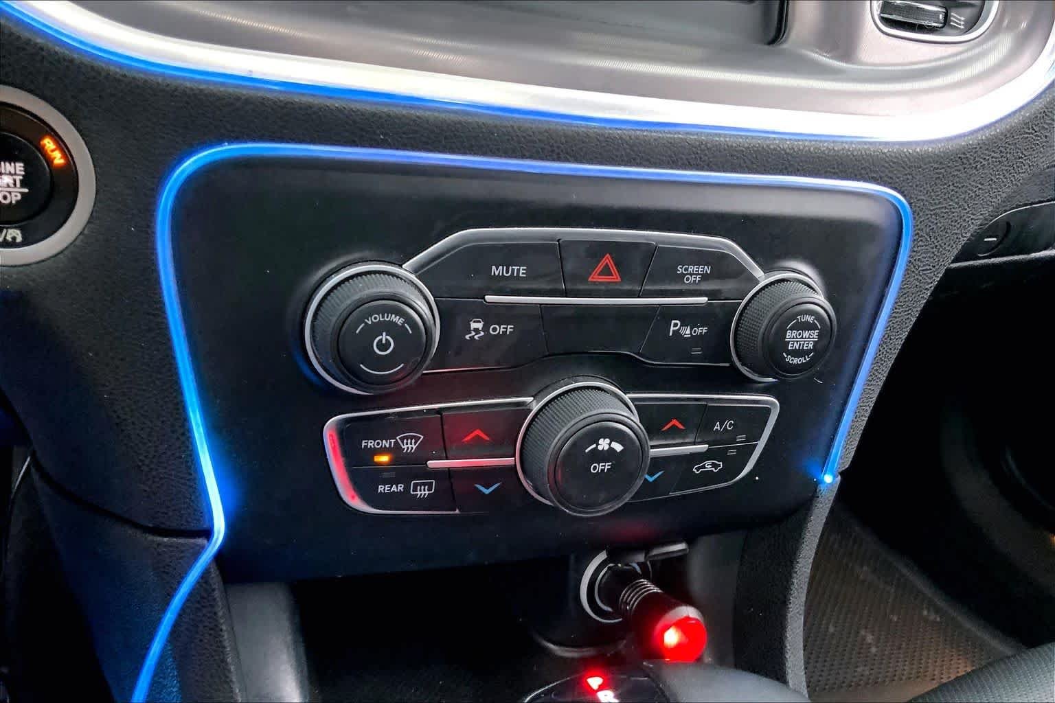 Used 2022 Pitch Black Clearcoat Dodge SXT image 31
