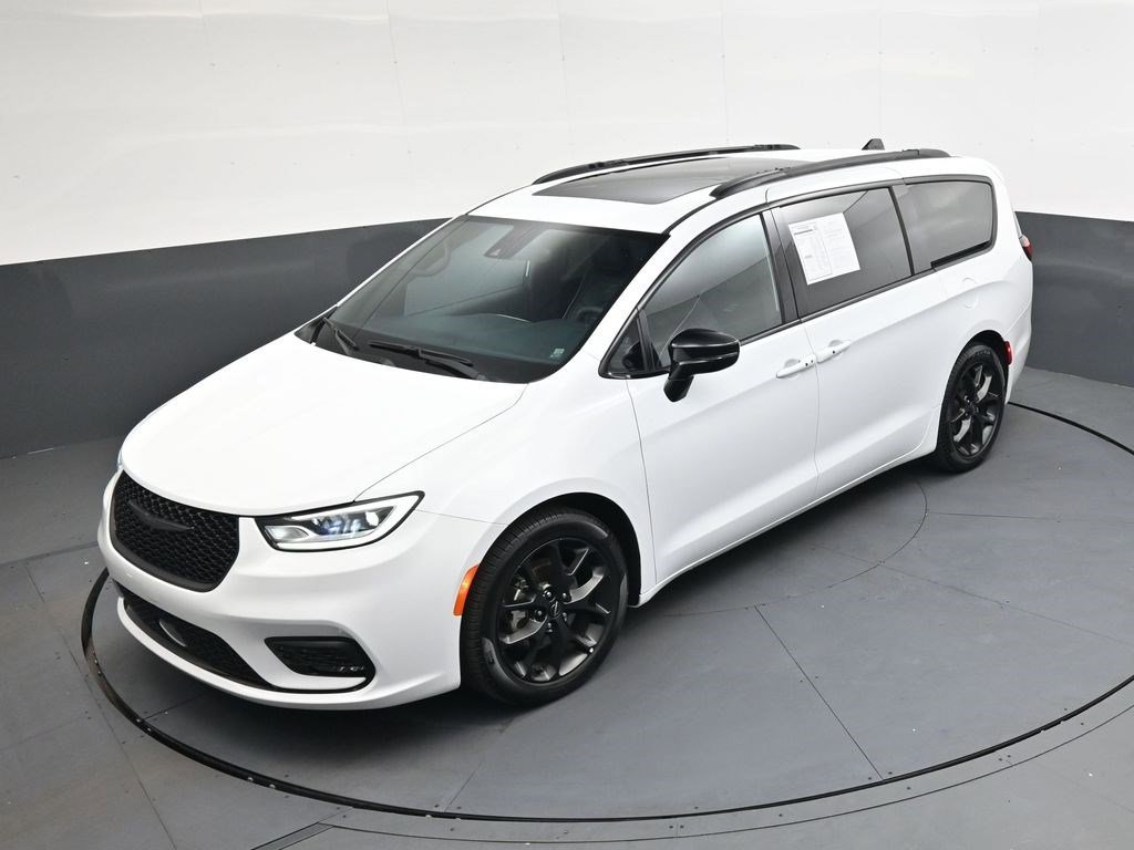 Used 2025 Bright White Clearcoat Chrysler Limited image 32