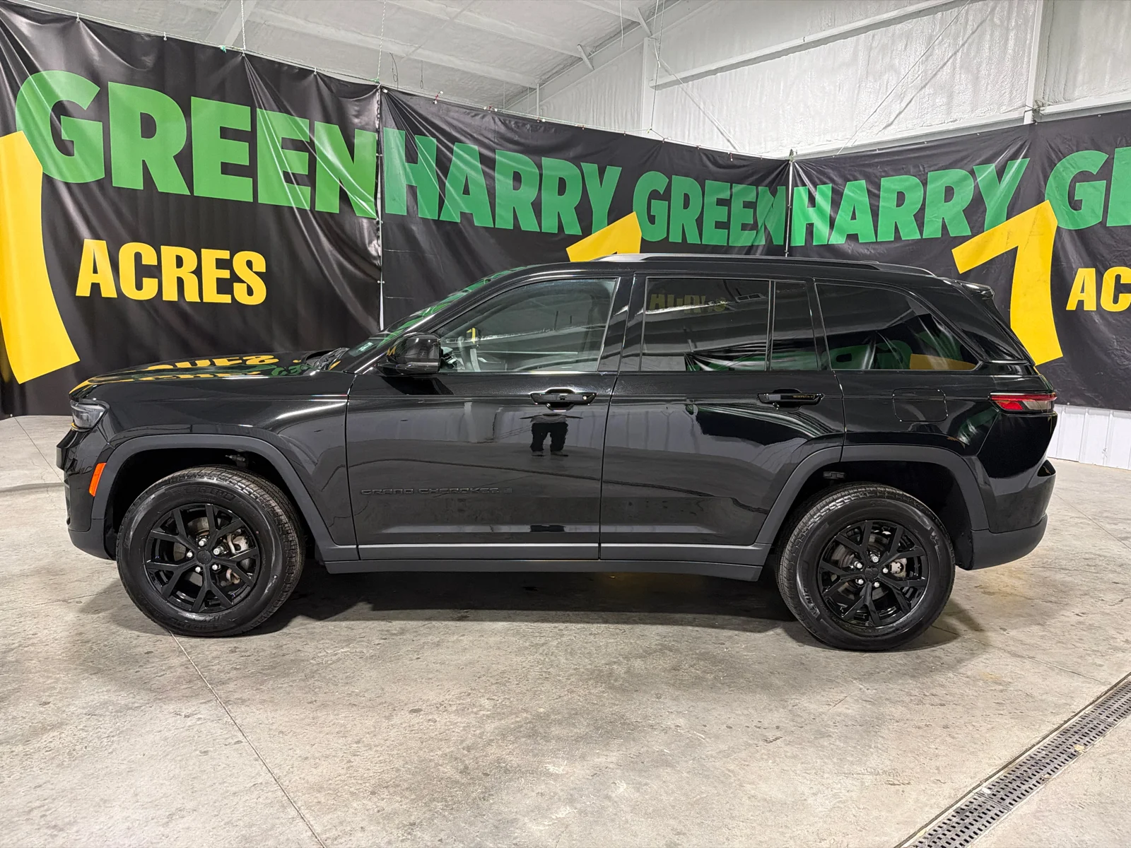 Certified Used 2024 Diamond Black Crystal Pearlcoat Jeep Altitude X image 4
