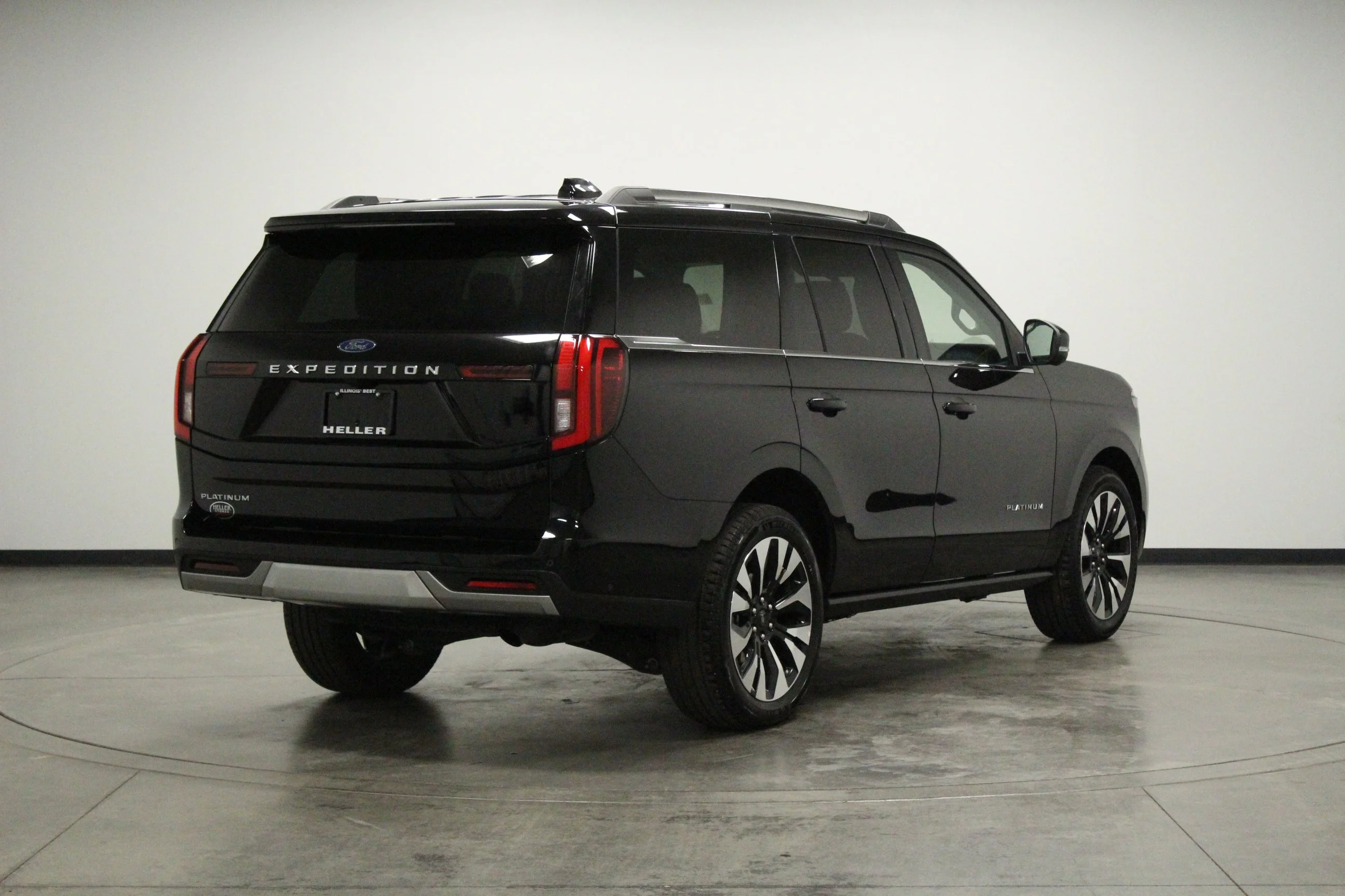 Used 2025 Black Metallic Ford Platinum image 8