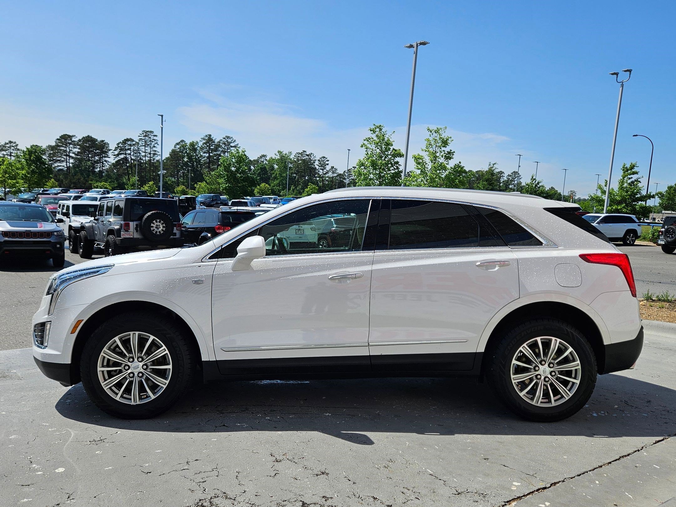 Used 2019 Crystal White Tricoat Cadillac Luxury FWD image 4