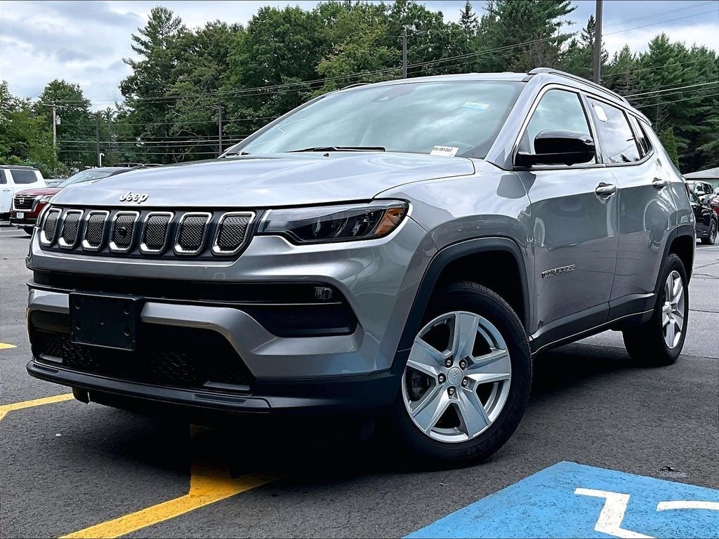 Used 2022 Silver Jeep Latitude image 3