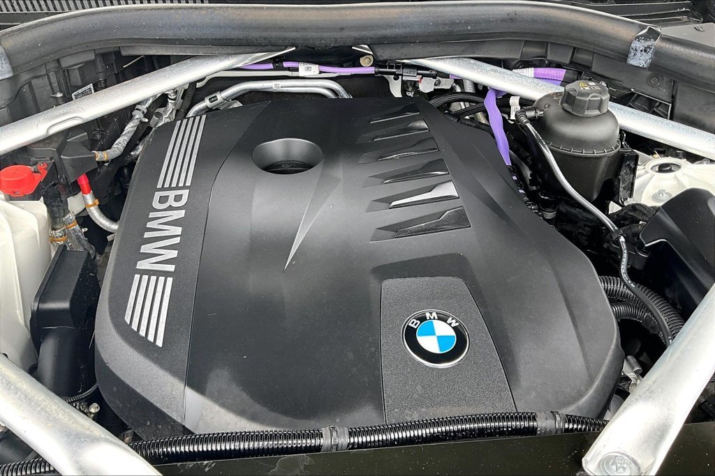 Used 2024 White BMW xDrive40i image 9