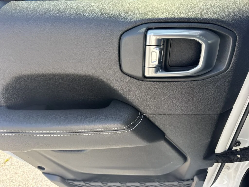 Used 2021 White Jeep Overland image 21