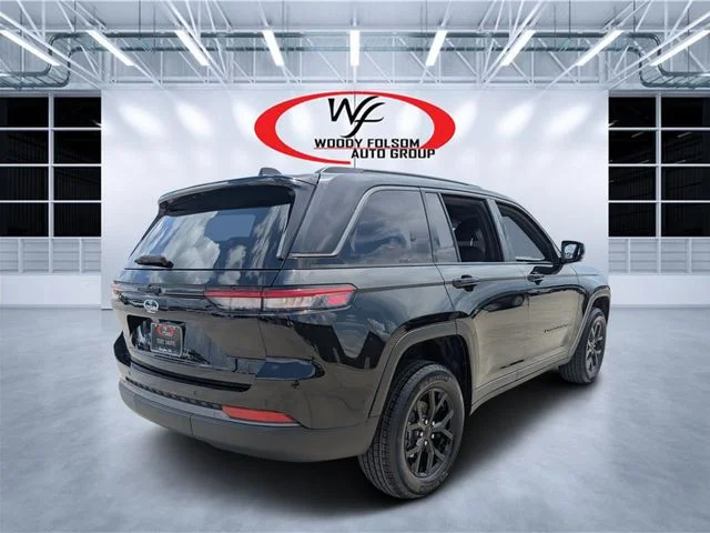 New 2026 Diamond Black Crystal Pearl-Coat Exterior Paint Jeep Altitude image 3