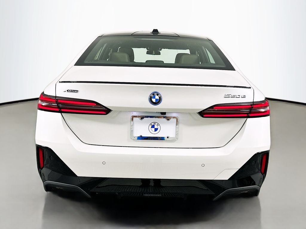 New 2027 Mineral White Metallic BMW 550e xDrive image 6