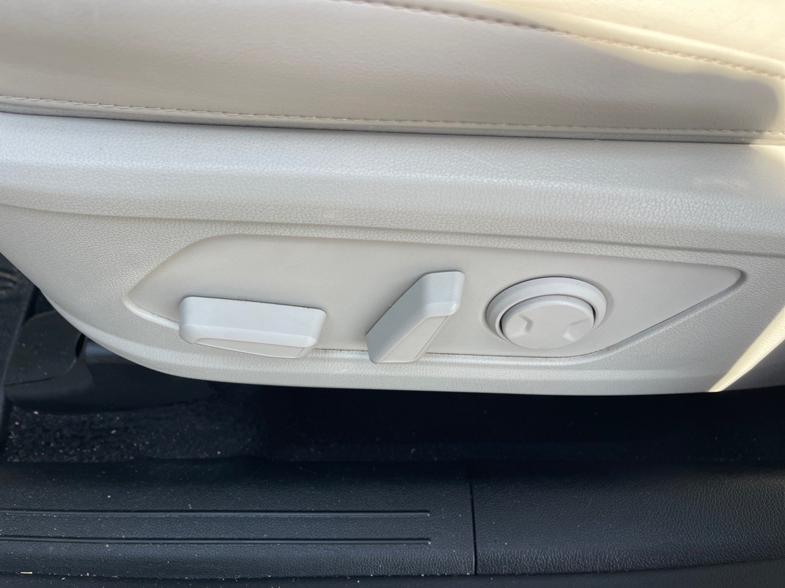 Used 2024 Silver Kia S image 9