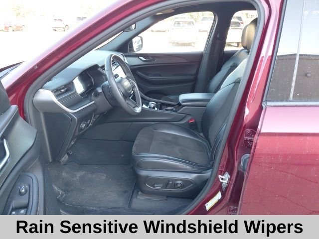 Used 2023 Red Jeep Altitude image 23