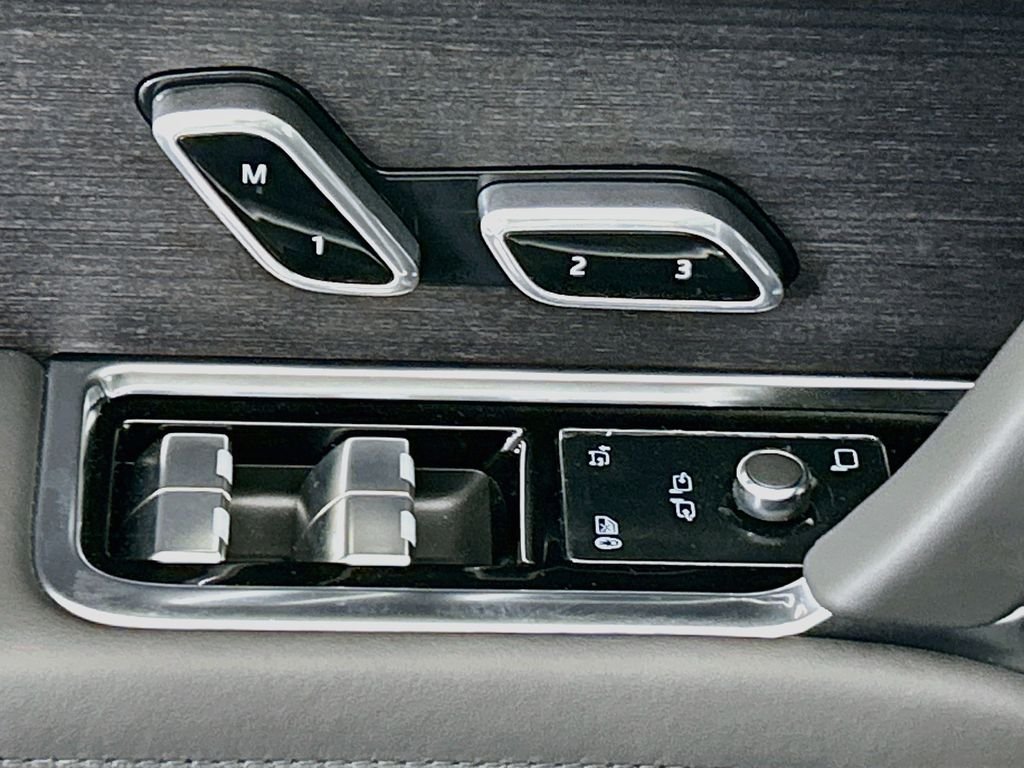 New 2026 Santorini Black Land Rover SE image 22