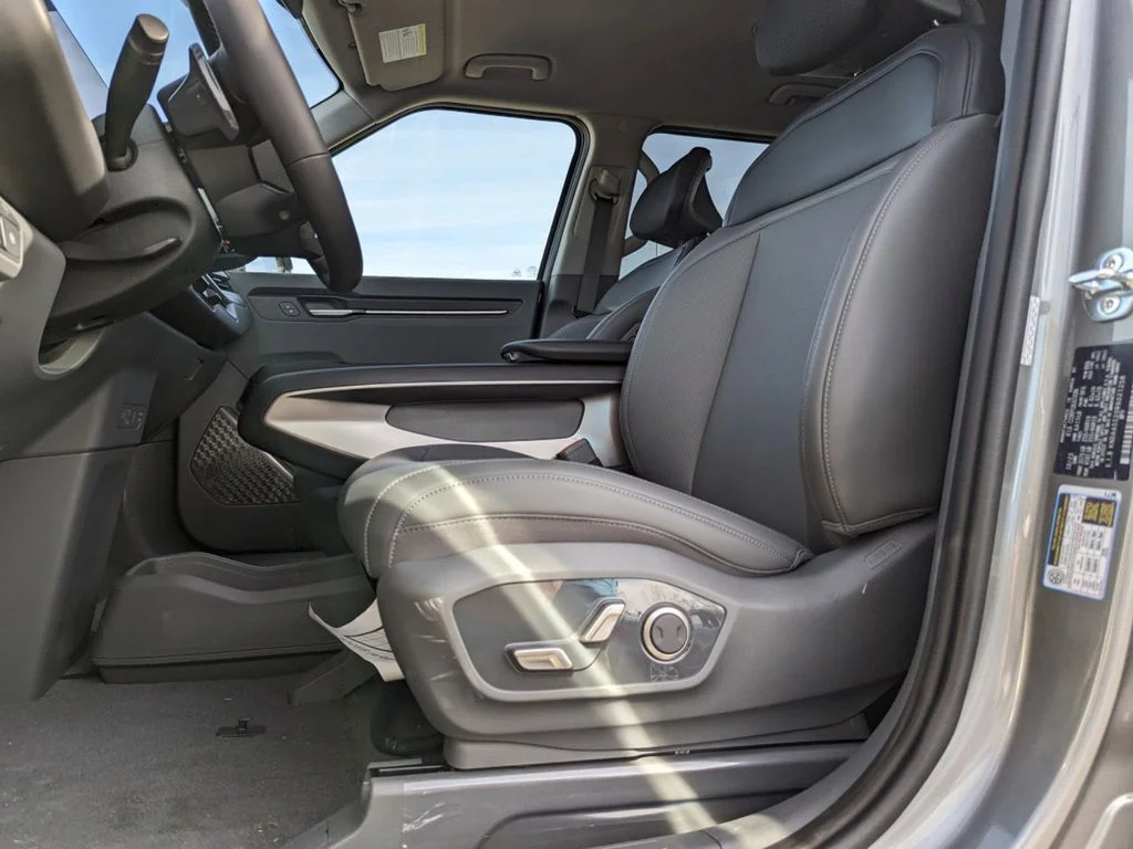 New 2024 Pebble Gray Kia Light RWD image 11