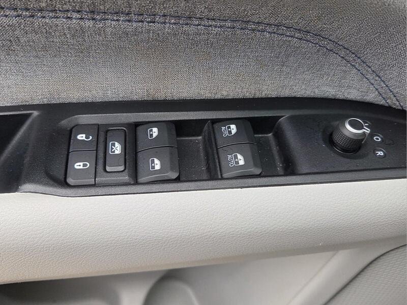 Used 2022 Crystal Metallic JEEP LATITUDE 4X4 image 23