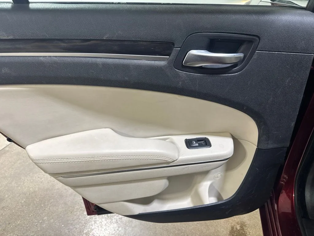 Used 2015 Velvet Chrysler Limited image 20