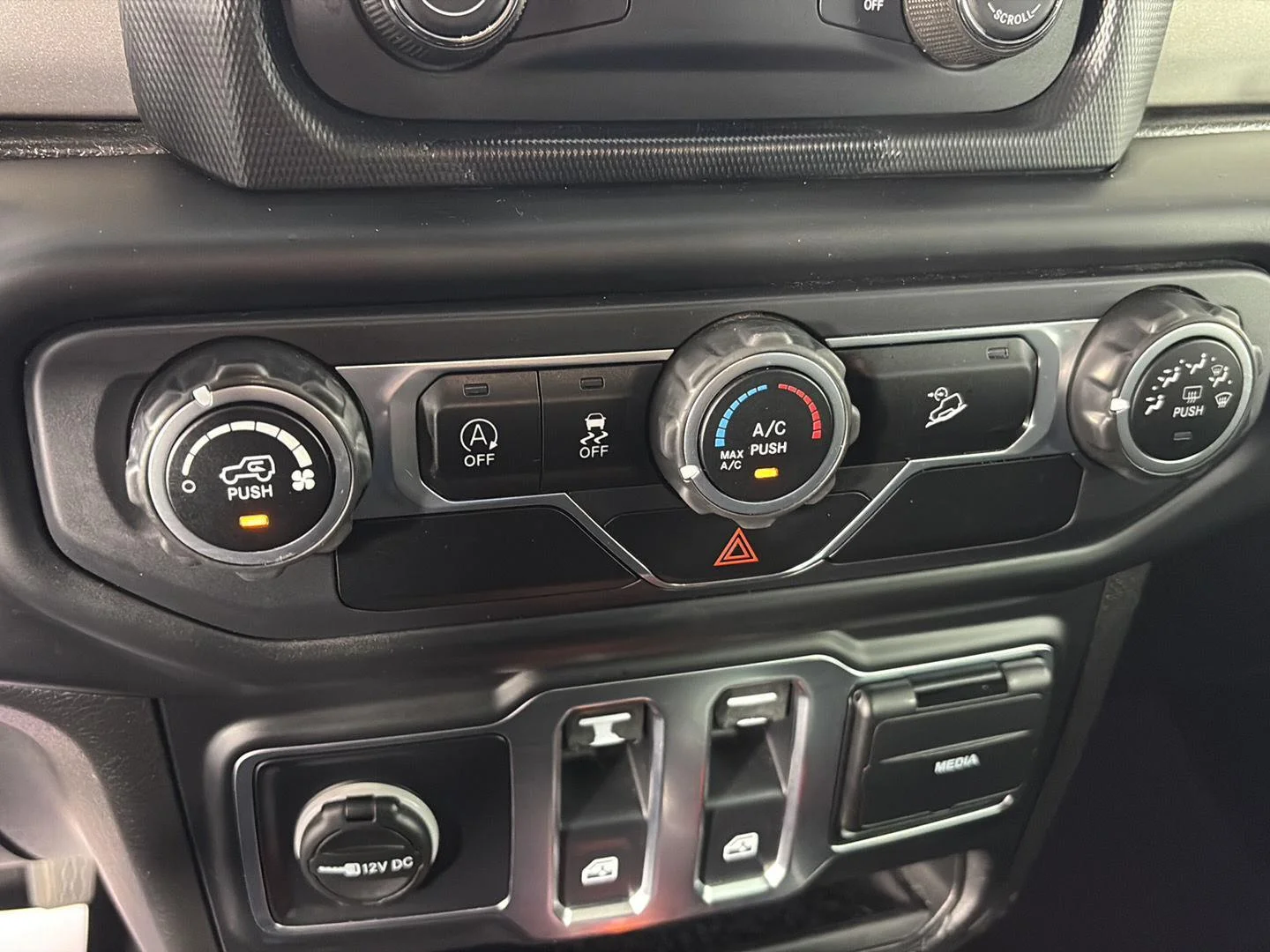 Used 2020 Black Clearcoat Jeep Sport S image 27