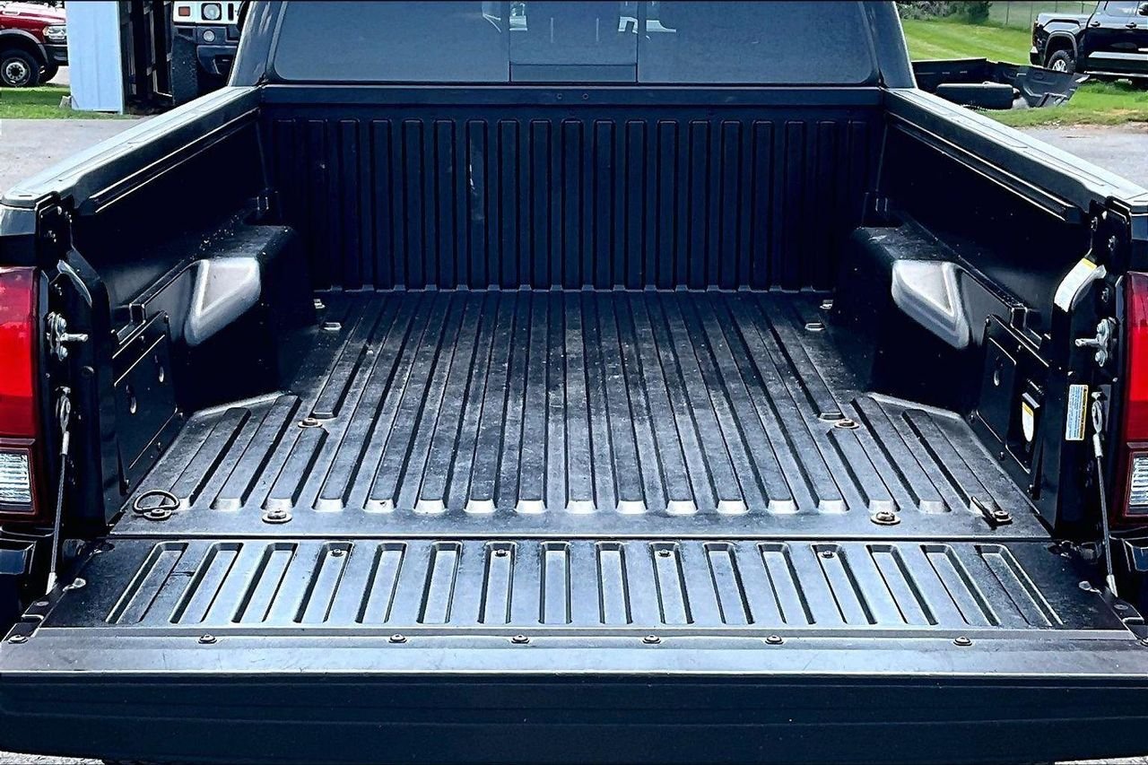 Used 2018 Midnight Black Metallic Toyota SR5 image 9
