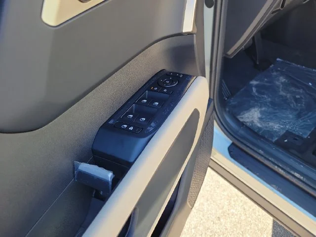 New 2027 Ivory Silver Kia EX image 15