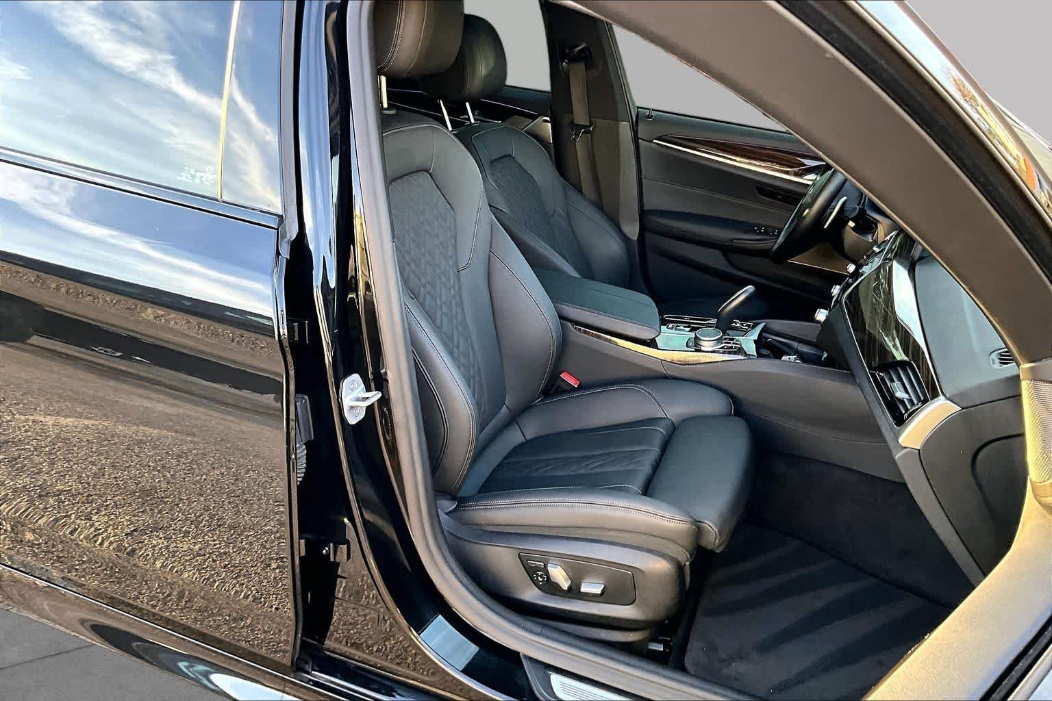 Used 2022 Black Sapphire Metallic BMW 540i image 8