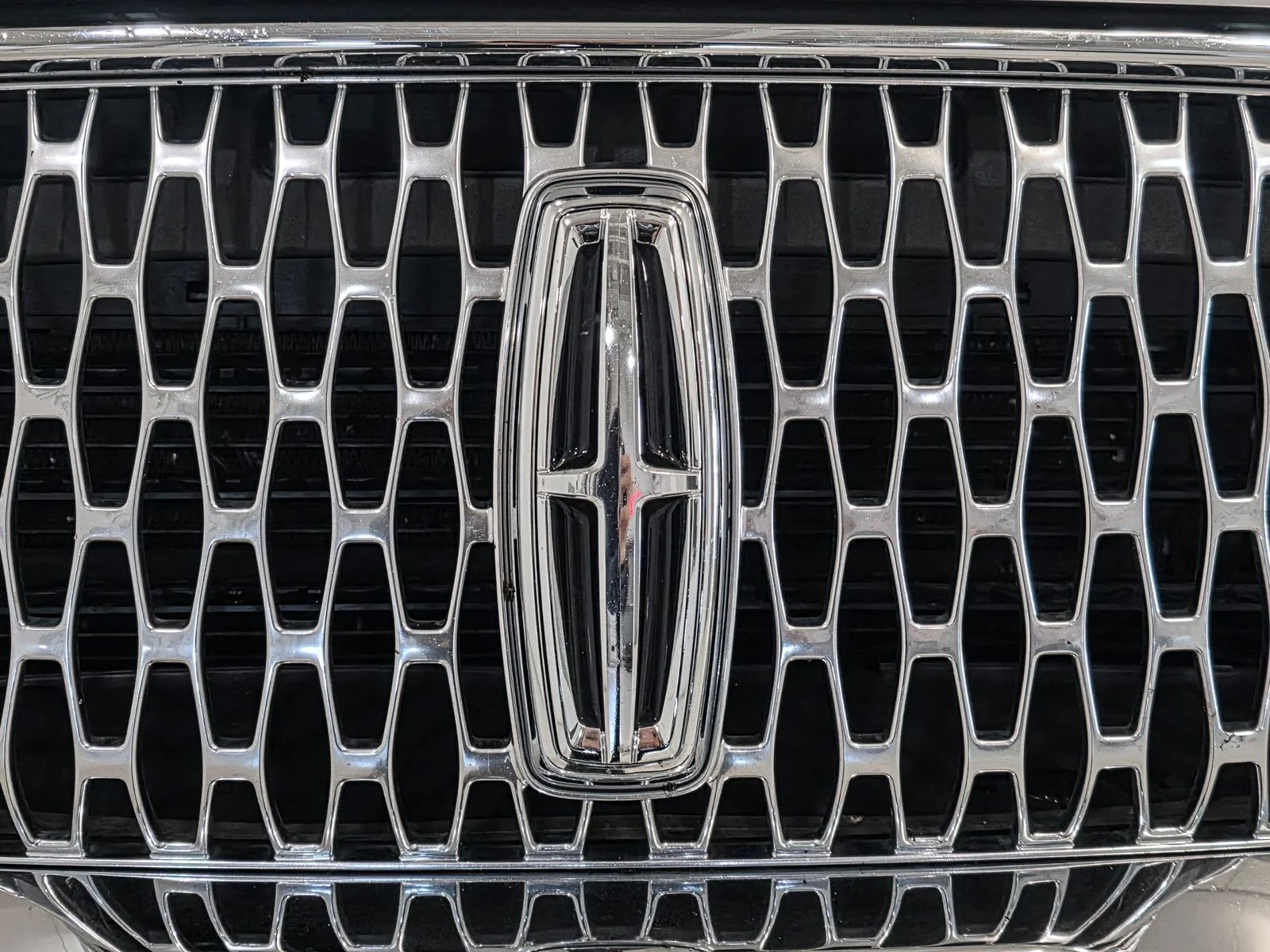 Used 2019 White Lincoln Select image 13