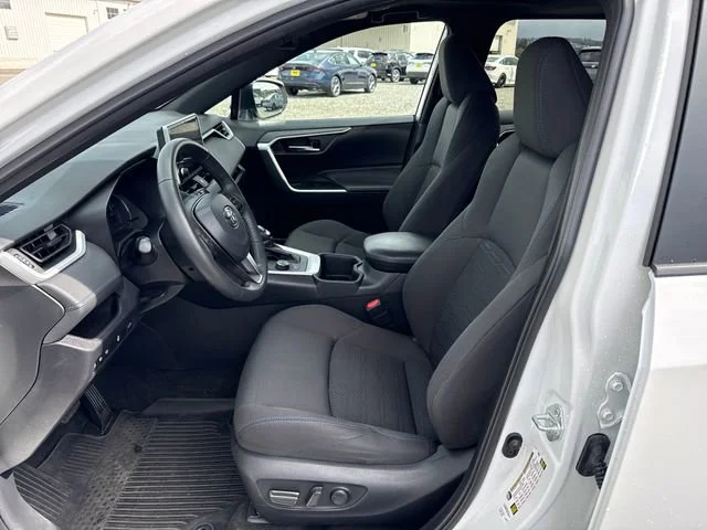 2024 Toyota RAV4 SE - Photo 17