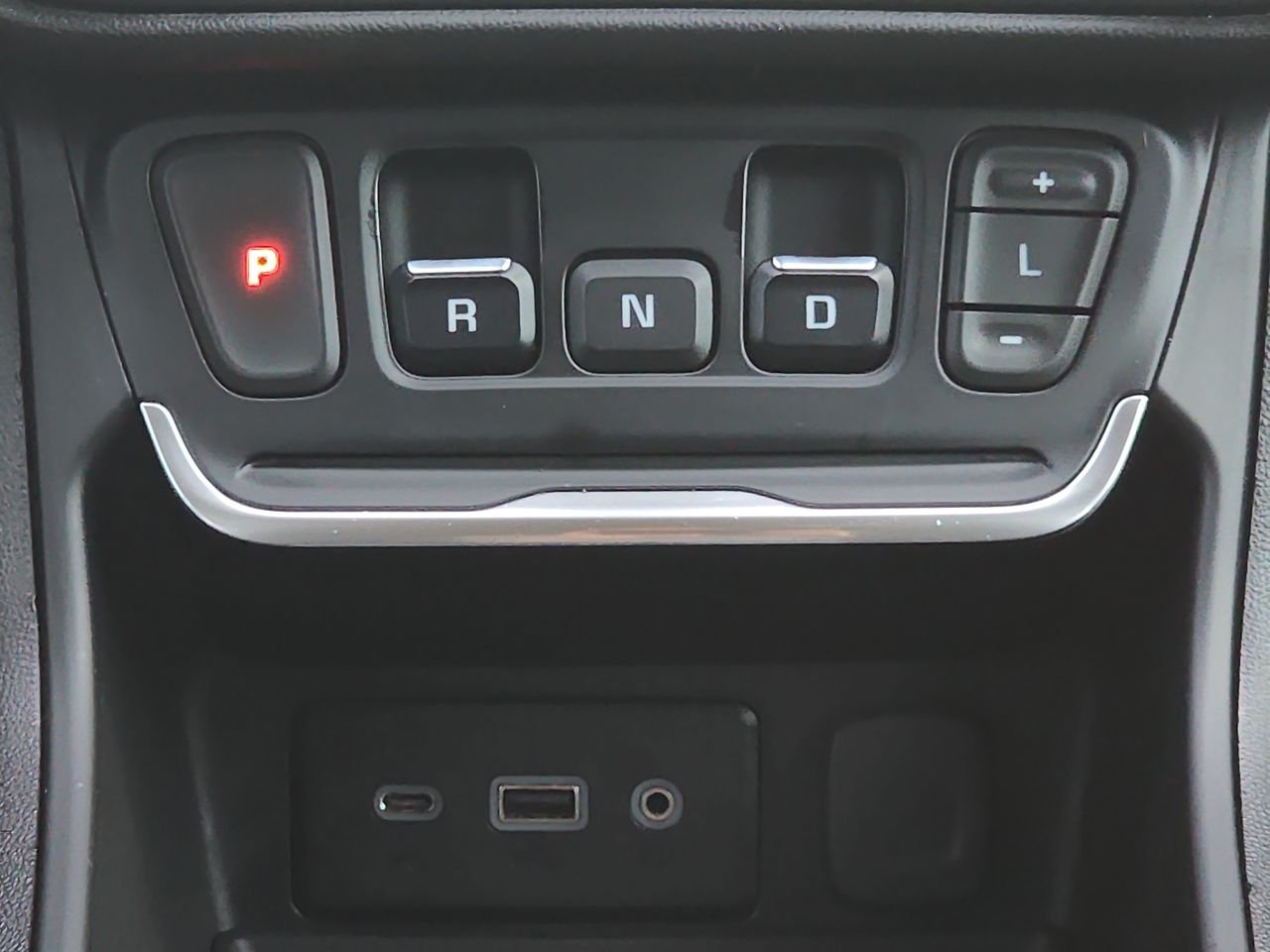 Used 2020 White GMC SLE image 18