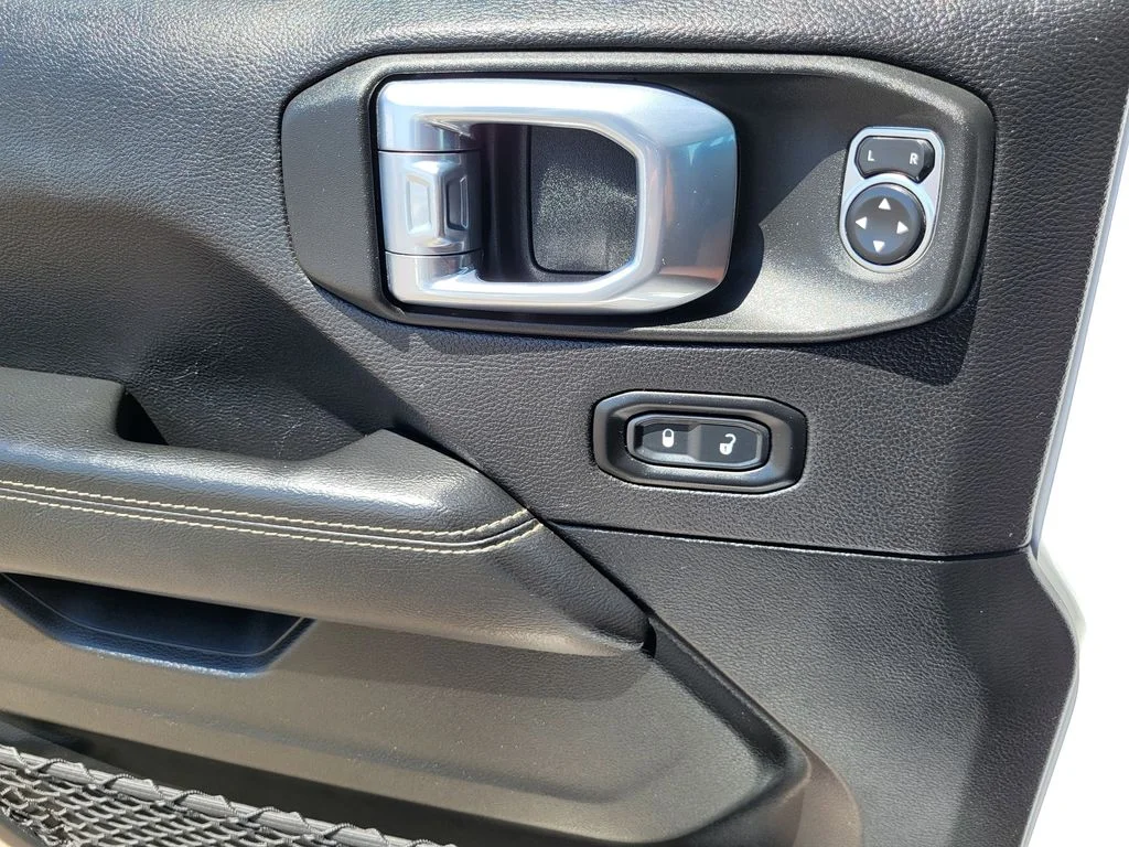 Used 2021 White Jeep Unlimited Sahara image 17