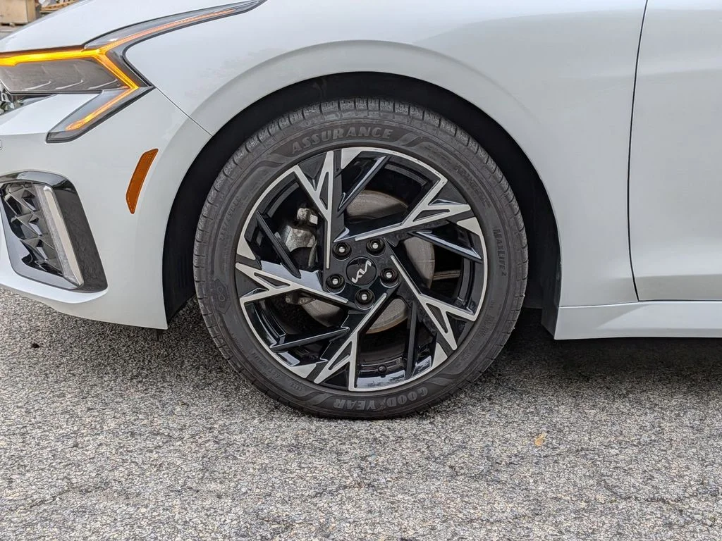 Used 2025 White Kia GT-Line image 27