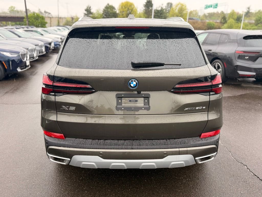 New 2026 Manhattan Green Metallic BMW xDrive50e image 4