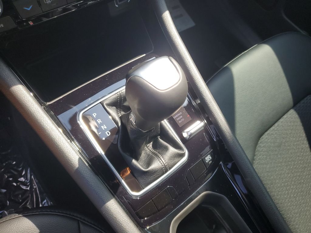 New 2026 Diamond Black Crystal Pearlcoat Jeep Latitude image 18