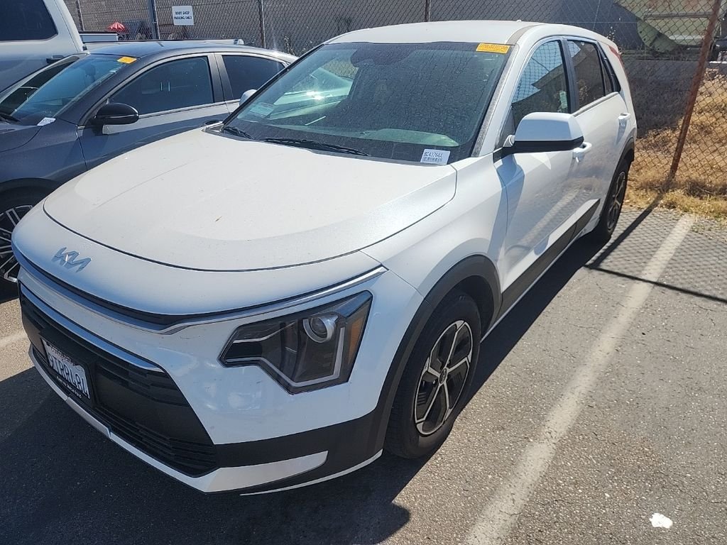 Used 2025 White Kia LX image 4