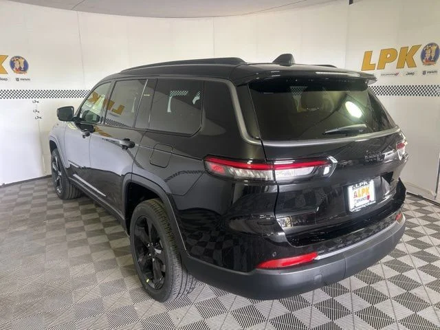 New 2026 Diamond Black Crystal Pearl-Coat Exterior Paint Jeep Limited image 7