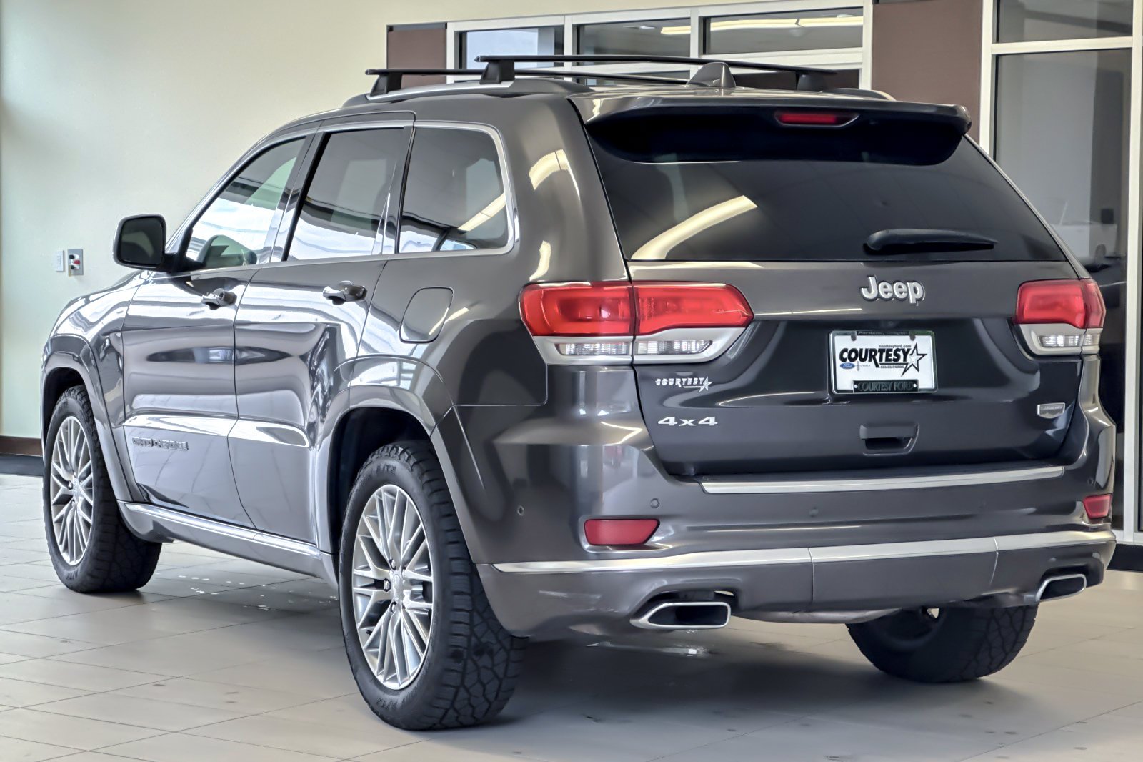 Certified Used 2018 Granite Crystal Clearcoat Metallic Jeep Summit image 6