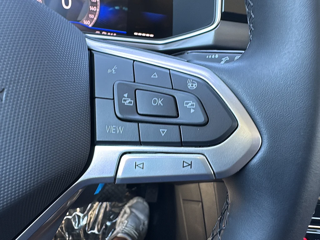 New 2027 Monument Gray w/ Deep Black Roof Volkswagen SE Black FWD image 13