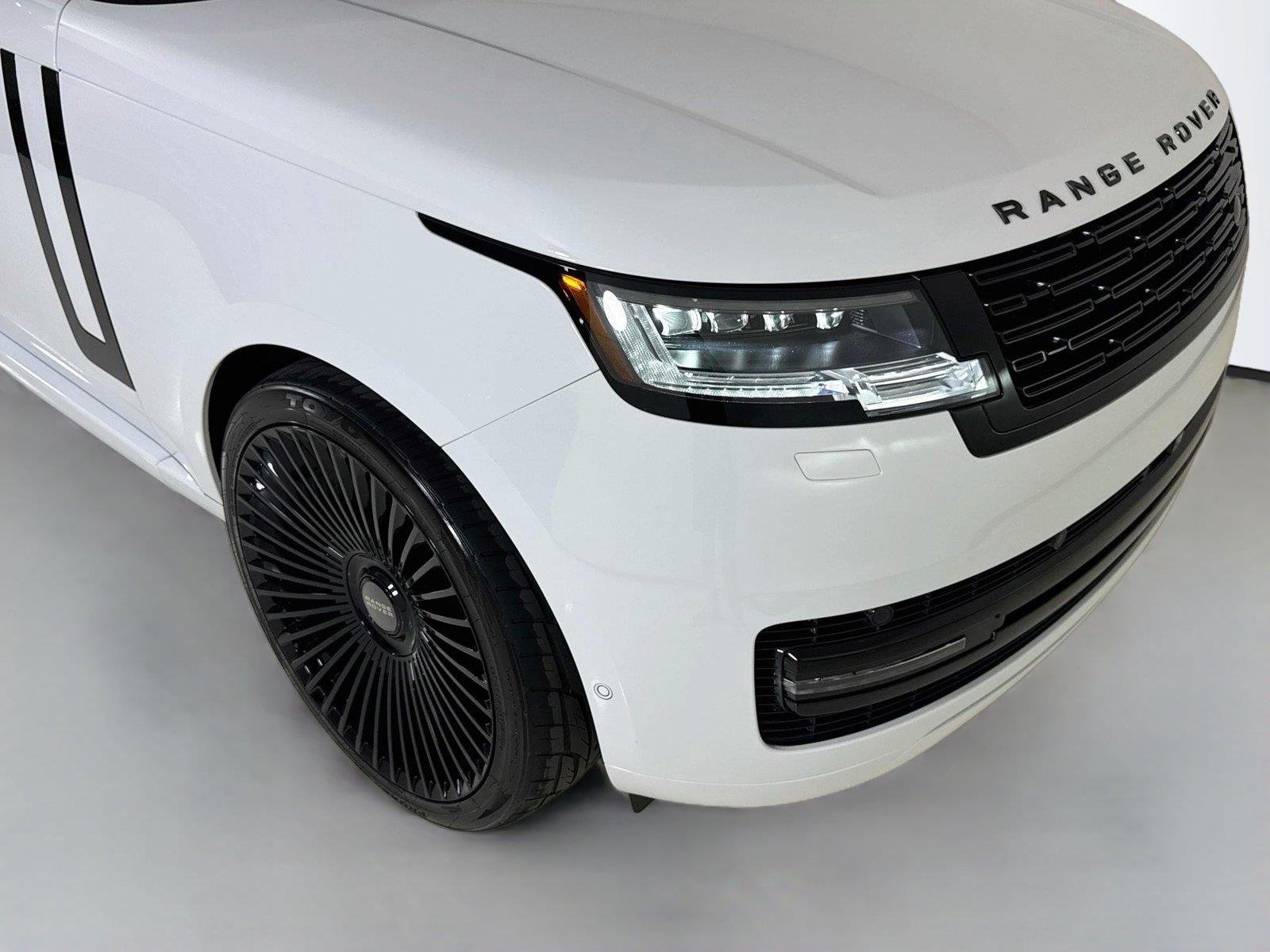 Used 2025 Fuji White Land Rover SE | 24